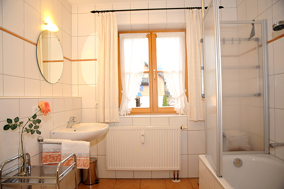 Bad mit Badewanne und Duschm�glichkeit /WC